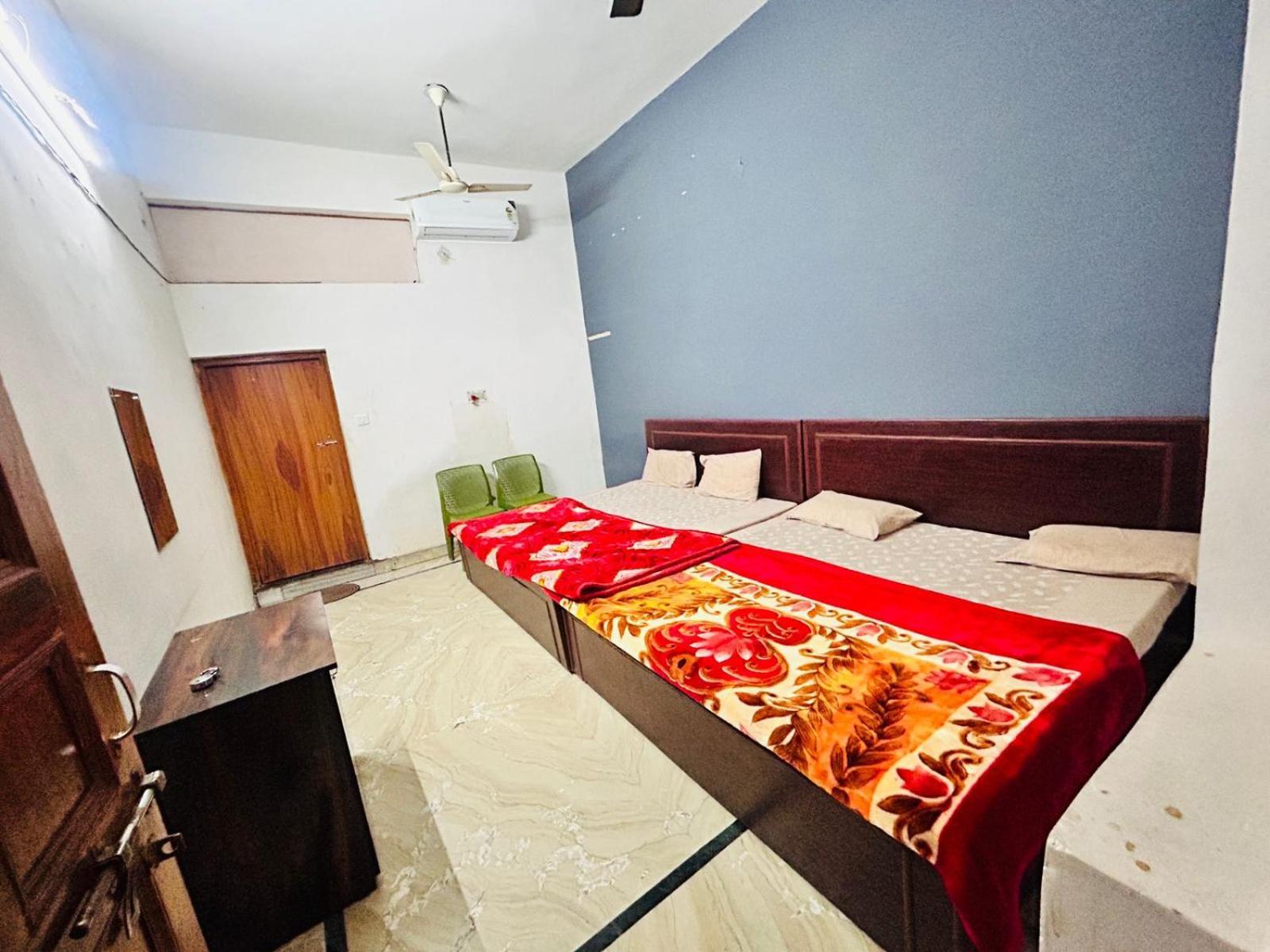 Agrawal Inn Guest House Матура Екстериор снимка