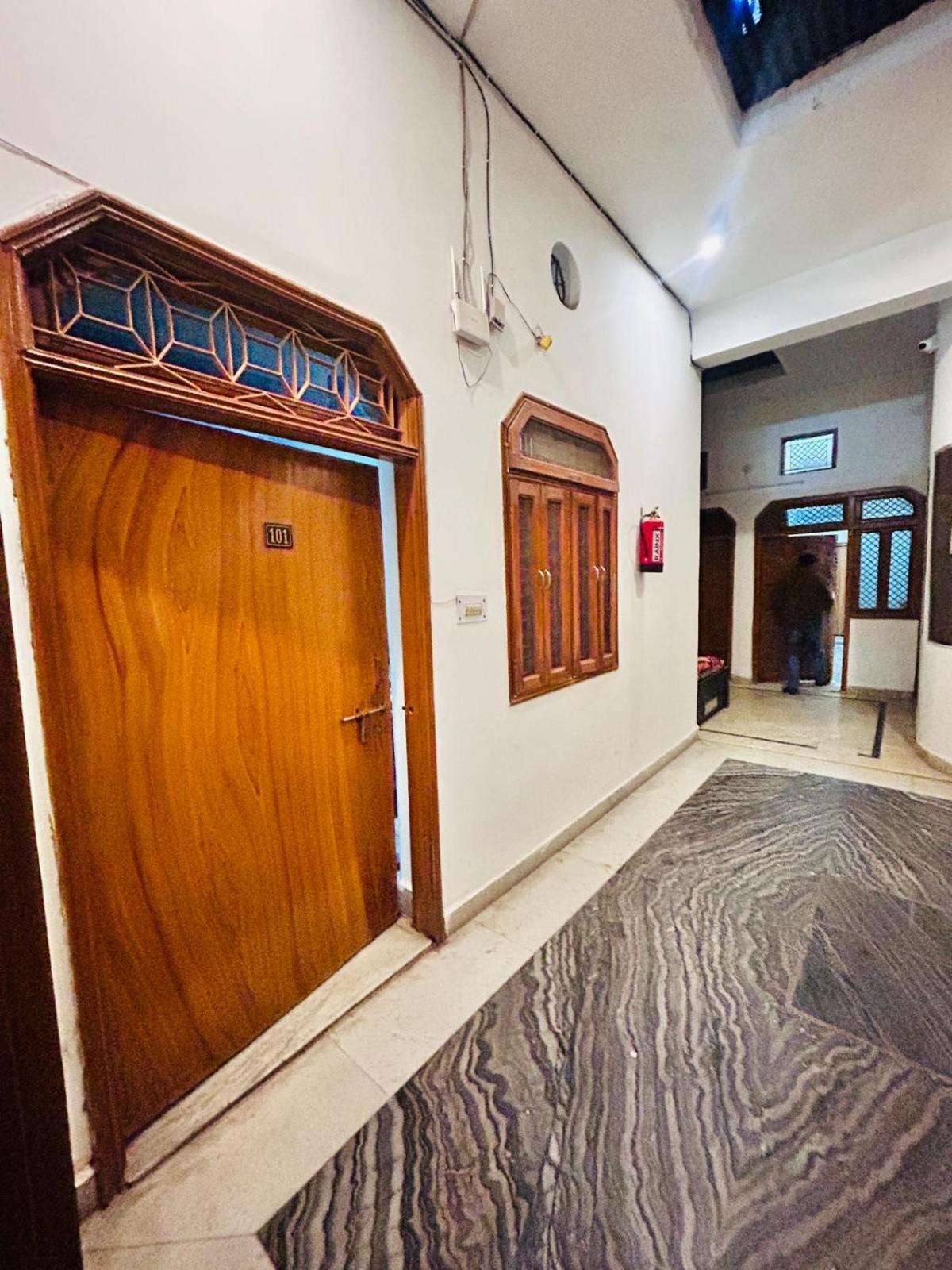 Agrawal Inn Guest House Матура Екстериор снимка
